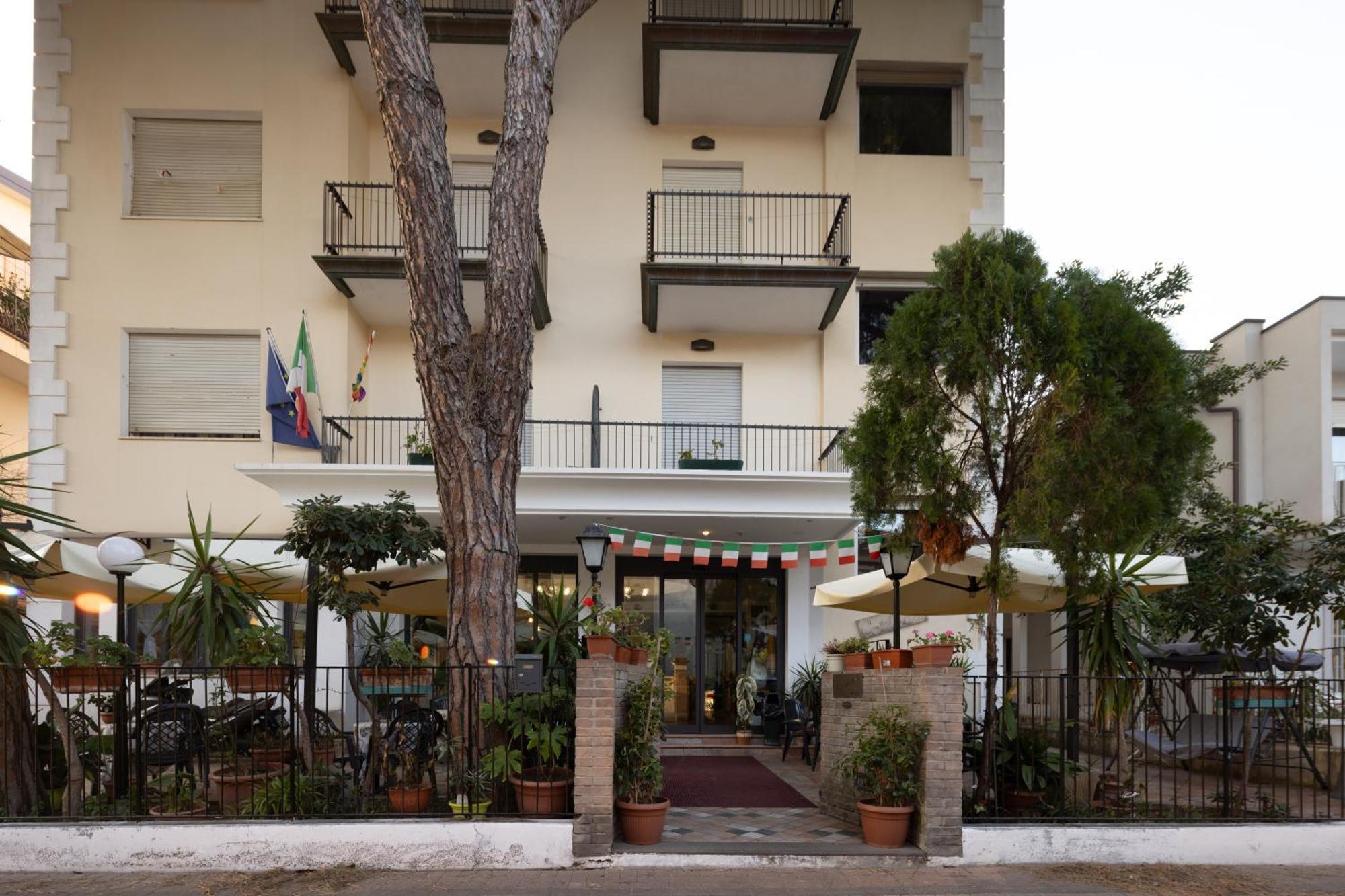 Hotel Cortina Rimini Esterno foto